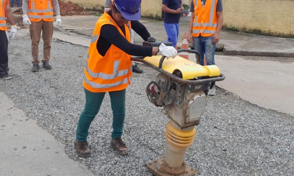 Águas de Joinville amplia vagas para cursos gratuitos de instalações hidráulicas e de pavimentação