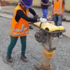 Mulher usa equipamento para abrir rua