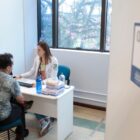 Profissional da saúde atende paciente em sala
