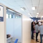 sala e corredor na central de atendimento da dengue