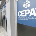 Fachada do Cepat com pessoa na frente