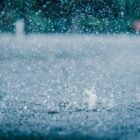Pingos de chuva caindo no chão