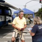Ciclista é orientado por servidora sobre trânsito