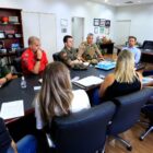 Autoridades reunidas em volta de mesa no gabinete do prefeito