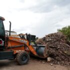 Máquina retira lixo de rua para colocar em caminhão