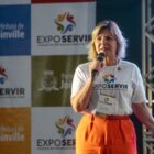 Vice-prefeita Rejane fala ao microfone em palco