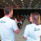 Prefeito e vice prefeita em palco falam para plateia