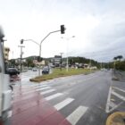 Imagem de carros em movimento em rua com semáforo