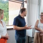 Prefeito ao lado de vice-prefeita e presidente do sindicato