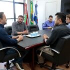 Prefeito e secretários em reunião com diretores do hospital