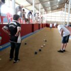 Homens jogam bocha em cancha