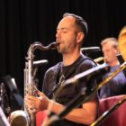 Músico toca saxofone