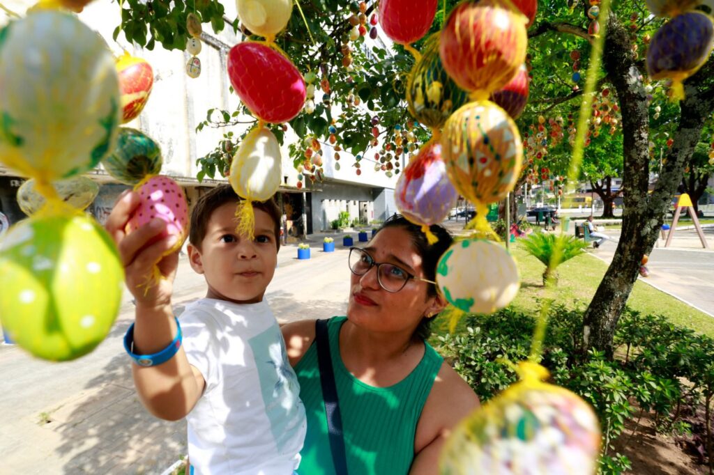 Praça no Centro de Joinville ganha decoração especial para Páscoa