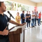 Prefeito discursa em púlpito observado por outras autoridades