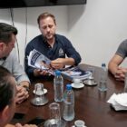 Prefeito, reunido com vereadores, segura relatório