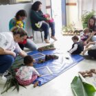 Professores interagem com crianças em Centro de Educação Infantil
