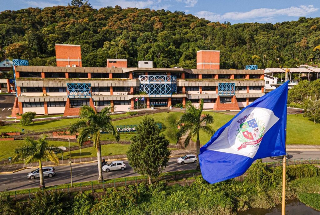 Prefeito anuncia reposição da inflação em parcela única e pagamento retroativo do ATS aos servidores