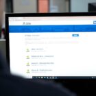 Servidor olha para tela do monitor em página de licitações