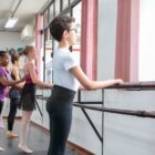 Crianças praticam ballet