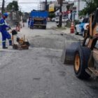 Trabalhadores realizam o reparo de pavimento em via