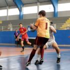 Atletas jogam futsal