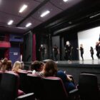 Apresentação de dança no palco do Teatro Juarez Machado