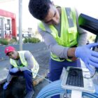 Técnicos da Seinfra operam equipamentos