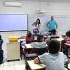 Técnicos da Águas de Joinville conversam com os alunos, em sala de aula