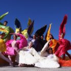 Grupo cultural vestido com figurino com asas posa para foto