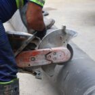 Trabalhador, com uniforme, trabalha com equipamento