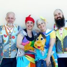 Artistas e músicos com figurino posam para foto