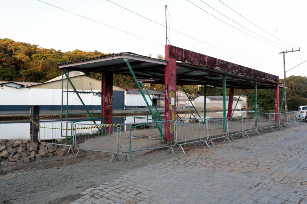 Seinfra faz obra emergencial próximo de muro do Rio Cachoeira