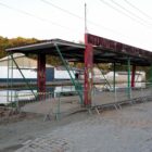 Área com construção aberta e telhado perto do rio