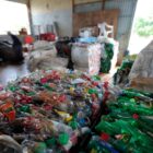 Material reciclável, como garrafas pet, em uma cooperativa de recicladores