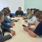 Prefeito em reunião com secretários