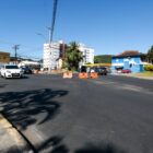 Via com asfalto novo e obras, pronta para receber pintura