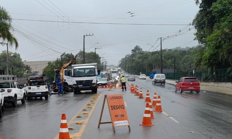 Águas de Joinville realiza manutenção emergencial na Avenida Santos Dumont