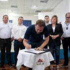 Prefeito assina ordem de serviço observado por outras autoridades