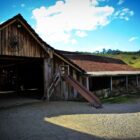 Foto de uma construção em madeira na área rural
