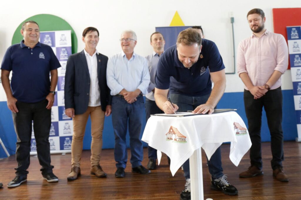 Prefeitura de Joinville assina Ordem de Serviço para construção da nova UBSF da Ilha, no Espinheiros