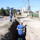 Homens trabalham em vala para obra de rede de esgoto