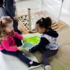 Crianças brincam em centro de educação infantil