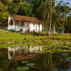 Fachada do Museu de Arte de Joinville, com lago a frente