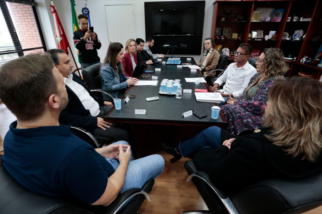 Prefeito de Joinville recebe diretoria do Sindicato dos Servidores Municipais