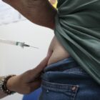 Profissional aplica imunização em usuário