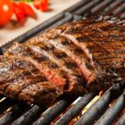 carne assada em uma grelha