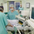 Equipe médica prepara criança para cirurgia