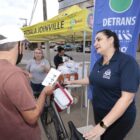 Ciclista recebe folheto