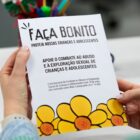 mãos seguram folder orientativo
