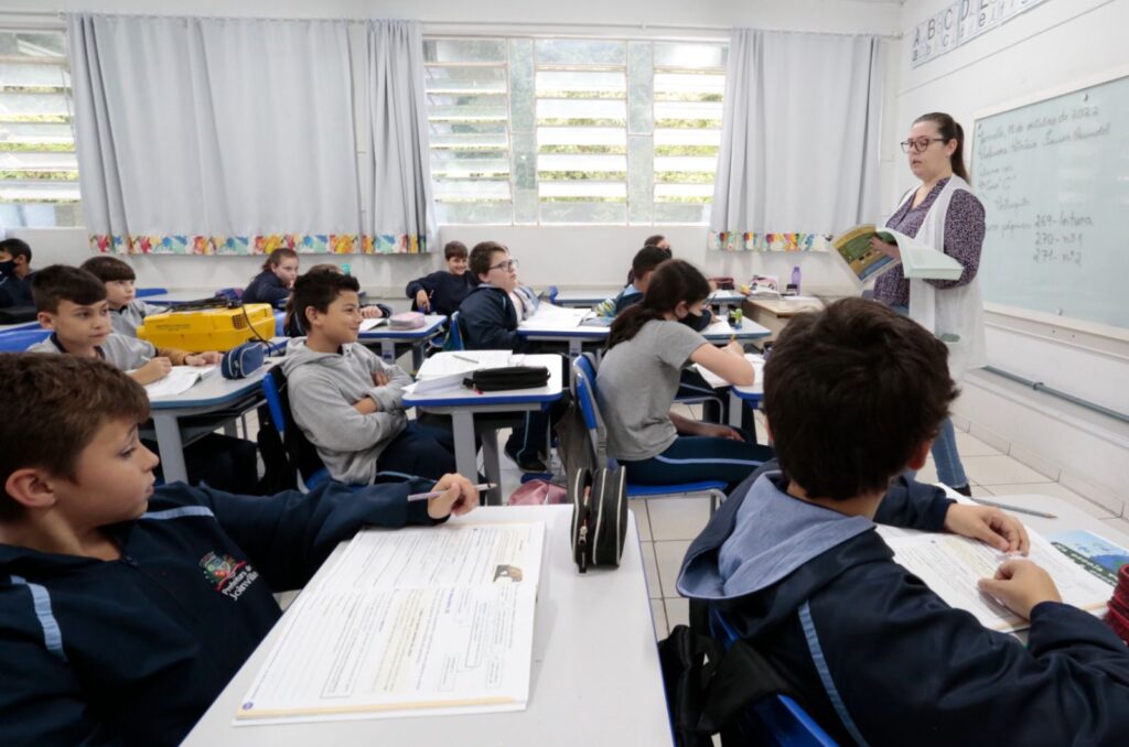 Prefeitura anuncia pagamento de R$ 11,3 milhões em gratificação para servidores da Educação